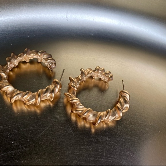 STUNNING vintage Anne Klein gold tone earrings - Picture 3 of 7